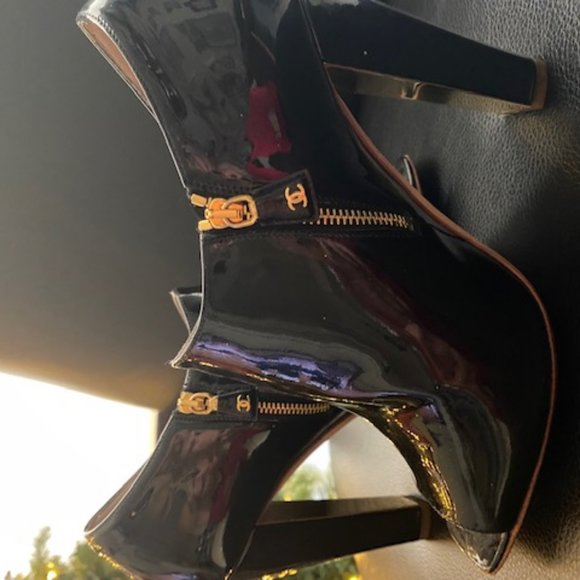Authentic Chanel Patent Leather 4"--Beautiful shoes!! - Picture 2 of 7